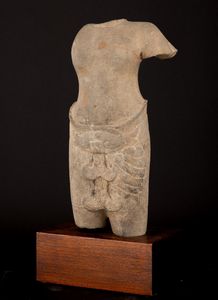 Torso maschile scolpito in pietra, India, Khemer, X secolo  - Asta Arte Orientale - Associazione Nazionale - Case d'Asta italiane