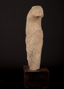 Torso maschile scolpito in pietra, India, Khemer, X secolo  - Asta Arte Orientale - Associazione Nazionale - Case d'Asta italiane