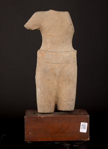 Torso maschile scolpito in pietra, India, Khemer, X secolo  - Asta Arte Orientale - Associazione Nazionale - Case d'Asta italiane