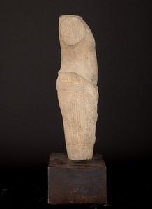 Torso maschile scolpito in pietra, India, Khemer, X secolo  - Asta Arte Orientale - Associazione Nazionale - Case d'Asta italiane