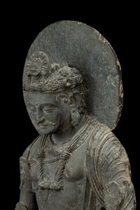 Straordinaria figura di Maitreya scolpita in pietra, Gandhara, IV secolo  - Asta Arte Orientale - Associazione Nazionale - Case d'Asta italiane