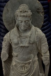 Straordinaria figura di Maitreya scolpita in pietra, Gandhara, IV secolo  - Asta Arte Orientale - Associazione Nazionale - Case d'Asta italiane