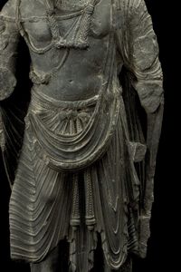 Straordinaria figura di Maitreya scolpita in pietra, Gandhara, IV secolo  - Asta Arte Orientale - Associazione Nazionale - Case d'Asta italiane