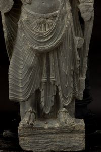 Straordinaria figura di Maitreya scolpita in pietra, Gandhara, IV secolo  - Asta Arte Orientale - Associazione Nazionale - Case d'Asta italiane