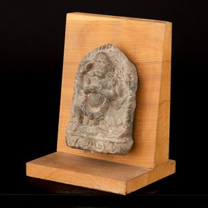 Stele scolpita in pietra con figura di Mahakala, Tibet, XV secolo  - Asta Arte Orientale - Associazione Nazionale - Case d'Asta italiane