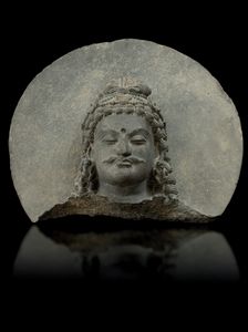 Importante Testa di Bodhisatwa scolpita in pietra, Gandhara, IV secolo  - Asta Arte Orientale - Associazione Nazionale - Case d'Asta italiane