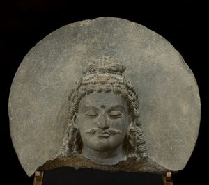 Importante Testa di Bodhisatwa scolpita in pietra, Gandhara, IV secolo  - Asta Arte Orientale - Associazione Nazionale - Case d'Asta italiane