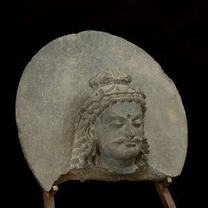 Importante Testa di Bodhisatwa scolpita in pietra, Gandhara, IV secolo  - Asta Arte Orientale - Associazione Nazionale - Case d'Asta italiane