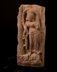 Stele in terracotta con figura di divinit femminile, India, Khemer, XIII secolo  - Asta Arte Orientale - Associazione Nazionale - Case d'Asta italiane