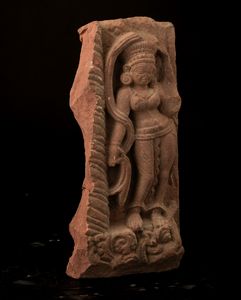 Stele in terracotta con figura di divinit femminile, India, Khemer, XIII secolo  - Asta Arte Orientale - Associazione Nazionale - Case d'Asta italiane