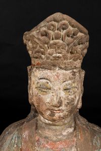 Rara e grande e rara figura di Guanyin incoronata seduta in pietra, Cina, Dinastia Song, X-XIII secolo  - Asta Arte Orientale - Associazione Nazionale - Case d'Asta italiane