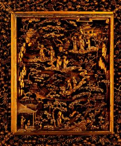 Coppia di paraventi in legno scolpiti e dorati raffigurante scene di corte, Canton, Cina, Dinastia Qing, epoca Daoguang, met XIX secolo  - Asta Arte Orientale - Associazione Nazionale - Case d'Asta italiane