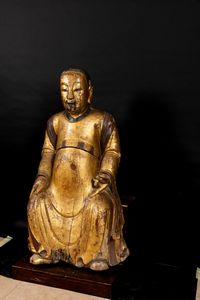 Importante e grande figura di dignitario in legno dorato, Cina, Dinastia Qing, epoca Kangxi (1662-1722)  - Asta Arte Orientale - Associazione Nazionale - Case d'Asta italiane