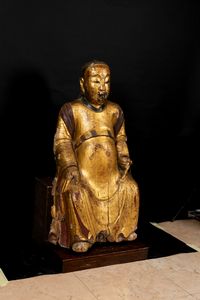 Importante e grande figura di dignitario in legno dorato, Cina, Dinastia Qing, epoca Kangxi (1662-1722)  - Asta Arte Orientale - Associazione Nazionale - Case d'Asta italiane