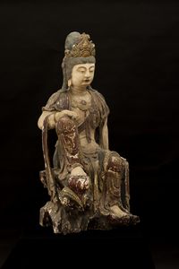 Grande figura di Quanin incoronato scolpito in legno laccato, Cina, Dinastia Ming, XVII secolo  - Asta Arte Orientale - Associazione Nazionale - Case d'Asta italiane