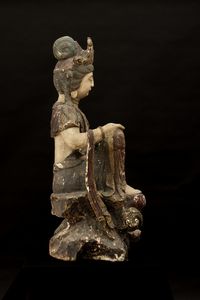 Grande figura di Quanin incoronato scolpito in legno laccato, Cina, Dinastia Ming, XVII secolo  - Asta Arte Orientale - Associazione Nazionale - Case d'Asta italiane