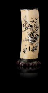 Vaso in avorio con applicazioni in madreperla e pietre dure raffiguranti soggetti naturalistici, Shibayama, Giappone, periodo Meiji (1868-1912)  - Asta Arte Orientale - Associazione Nazionale - Case d'Asta italiane