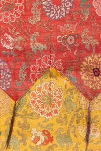 Coppia di cortine in seta con decori floreali, Cina, XVIII secolo  - Asta Arte Orientale - Associazione Nazionale - Case d'Asta italiane