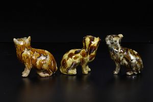 Figure di tre gatti in Gres a smalti Sancai, Cina, XIX secolo  - Asta Arte Orientale - Associazione Nazionale - Case d'Asta italiane