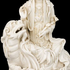 Figura Guanyin su leone in porcellana Dehua, Blanc de Chine, marca incussa Dehua con scatola, Cina, Dinastia Qing, XVIII secolo  - Asta Arte Orientale - Associazione Nazionale - Case d'Asta italiane