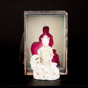 Figura Guanyin su leone in porcellana Dehua, Blanc de Chine, marca incussa Dehua con scatola, Cina, Dinastia Qing, XVIII secolo  - Asta Arte Orientale - Associazione Nazionale - Case d'Asta italiane