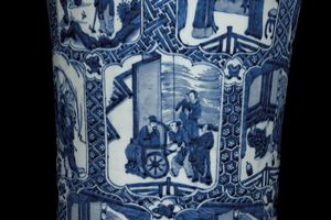 Grande e importante vaso in porcellana bianco e blu raffigurante 24 scene di piet filiale entro riserve sagomate, Cina, Dinastia Qing, epoca Kangxi (1662-1722)  - Asta Arte Orientale - Associazione Nazionale - Case d'Asta italiane