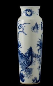 Vaso in porcellana bianca e blu con figure di draghi entro paesaggio, Cina, Dinastia Qing, epoca Kangxi (1662-1722)<BR><BR>  - Asta Arte Orientale - Associazione Nazionale - Case d'Asta italiane