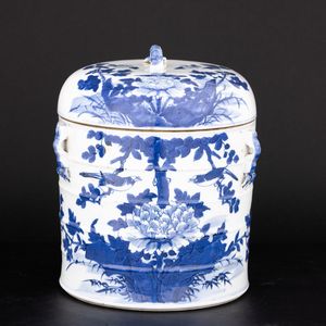 Contenitore in porcellana bianca e blu con coperchio, soggetto naturalistico, Cina, Dinatia Qing, epoca Daoguang (1821-1850)  - Asta Arte Orientale - Associazione Nazionale - Case d'Asta italiane