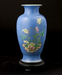 Vaso in porcellana Famiglia Rosa a soggetto naturalistico a fondo celeste inciso, Cina, fine XX secolo  - Asta Arte Orientale - Associazione Nazionale - Case d'Asta italiane