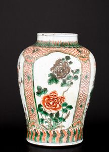 Vaso in porcellana con fiori di pruno entro riserva sagomate, Cina, epoca Shunzhi (1644-1661)  - Asta Arte Orientale - Associazione Nazionale - Case d'Asta italiane