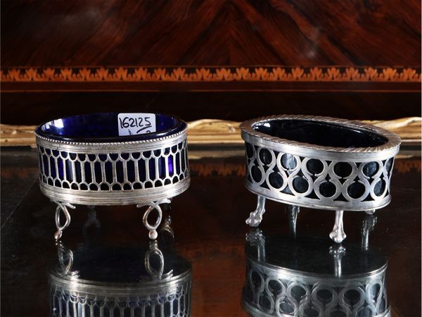 Due saliere in argento con vetro blu  - Asta Una casa fiorentina - Associazione Nazionale - Case d'Asta italiane