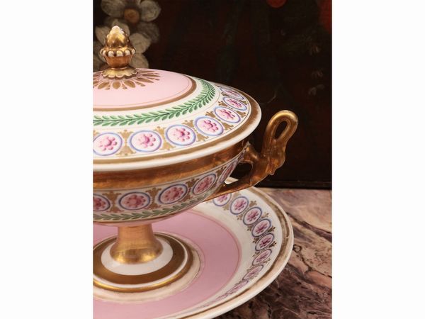 Tazza da puerpera in porcellana  - Asta Una casa fiorentina - Associazione Nazionale - Case d'Asta italiane