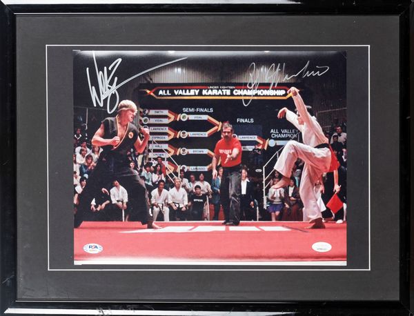 Ralph Macchio e William Zabka  Foto autografata  -  Karate Kid  In cornice  - Cert. PSA/DNA e JSA  - Asta Pop Culture / Memorabilia e Card - Associazione Nazionale - Case d'Asta italiane