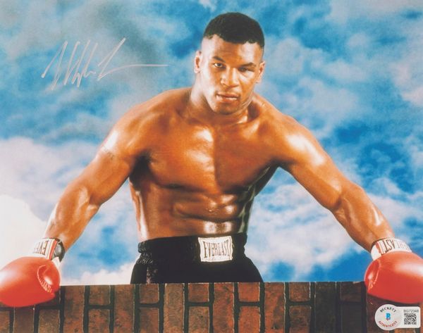 Mike Tyson  Foto autografata  21,5x 20 cm (8x10 inch) - Cert. Beckett  - Asta Pop Culture / Memorabilia e Card - Associazione Nazionale - Case d'Asta italiane