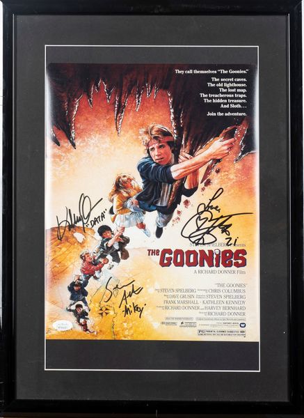 Corey Feldman, Sean Astin, Ke Huy Quan  Locandina autografata -  Goonies  In cornice  - Cert. JSA  - Asta Pop Culture / Memorabilia e Card - Associazione Nazionale - Case d'Asta italiane