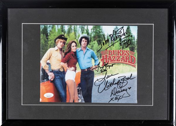 Catherine Bach, Tom Wopat e John Schneider  Foto autografata  Hazzard  In cornice - Cert. JSA  - Asta Pop Culture / Memorabilia e Card - Associazione Nazionale - Case d'Asta italiane