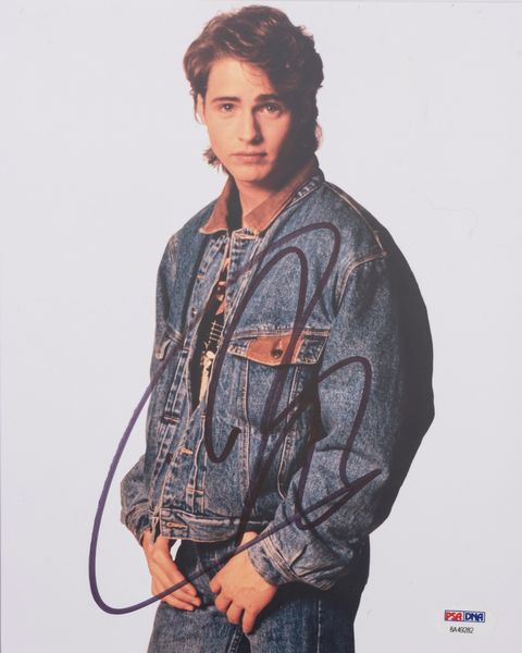 Jason Priestley - Foto autografata - Beverly Hills 90210 - 21,5x 20 cm (8x10 inch)  - Cert. Psa.  - Asta Pop Culture / Memorabilia e Card - Associazione Nazionale - Case d'Asta italiane