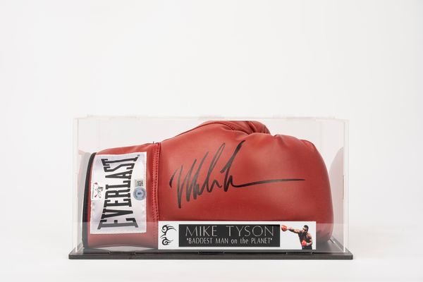 Mike Tyson - Guantone Boxe firmato  Cert. Beckett  - Asta Pop Culture / Memorabilia e Card - Associazione Nazionale - Case d'Asta italiane