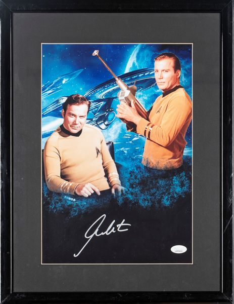 William Shatner  Foto autografata - Star Trek - In cornice - 28 x 45 cm (11x17 inch) - Cert. JSA  - Asta Pop Culture / Memorabilia e Card - Associazione Nazionale - Case d'Asta italiane