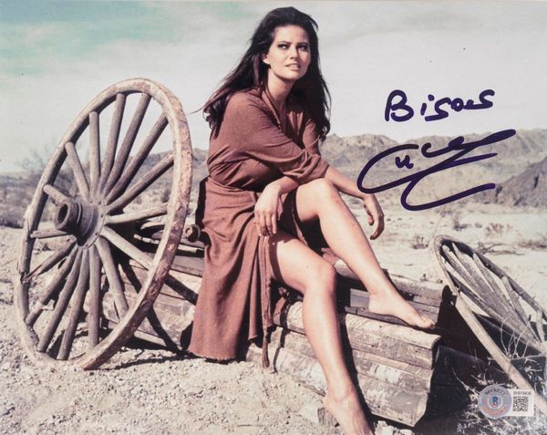 Claudia Cardinale  Foto autografata  -  I professinisti - 21,5x 20 cm (8x10 inch)  - Cert. Beckett  - Asta Pop Culture / Memorabilia e Card - Associazione Nazionale - Case d'Asta italiane