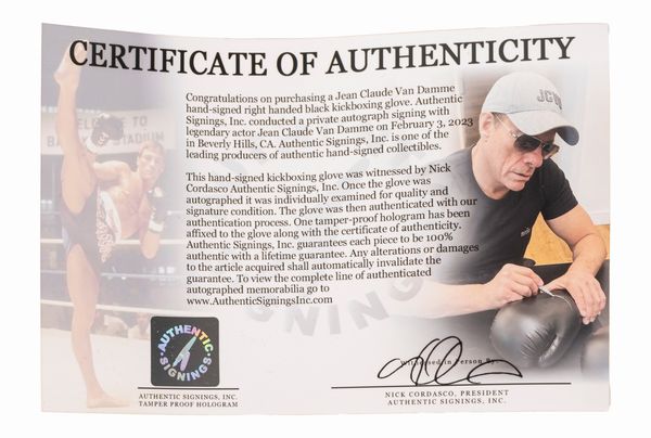 Jean Claude Van Damme  Guantone autografato  Cert. ASI  - Asta Pop Culture / Memorabilia e Card - Associazione Nazionale - Case d'Asta italiane