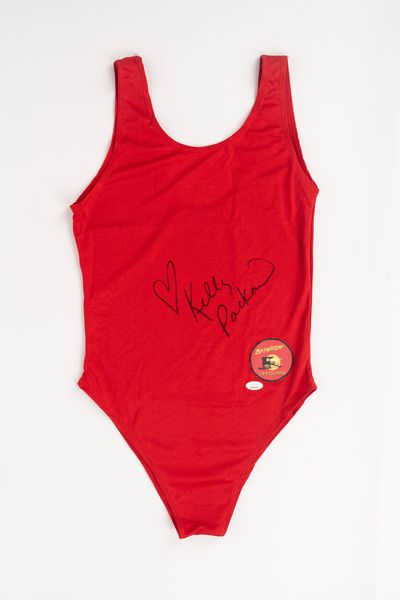 Kelly Packard  Costume autografato  Baywatch - April Martelli Cert. JSA  - Asta Pop Culture / Memorabilia e Card - Associazione Nazionale - Case d'Asta italiane