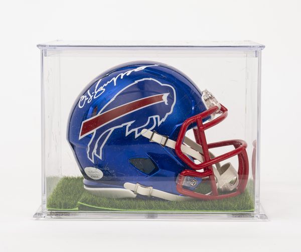 O.J. Simpson  Mini casco autografato  Buffalo Bills  Cert. JSA  In teca  - Asta Pop Culture / Memorabilia e Card - Associazione Nazionale - Case d'Asta italiane