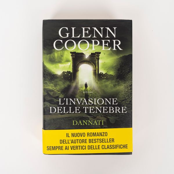 Glenn Cooper  Linvasione delle tenebre  - Libro autografato  - Asta Pop Culture / Memorabilia e Card - Associazione Nazionale - Case d'Asta italiane