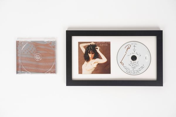 Patti Smith - Cd autografato  In cornice - Cert. JSA  - Asta Pop Culture / Memorabilia e Card - Associazione Nazionale - Case d'Asta italiane