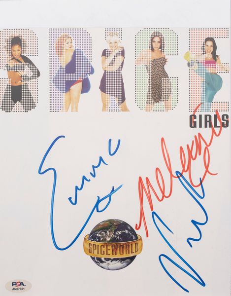 Spice Girls  Autografi di Emma, Melanie C e Victoria Beckham - 21,5x 20 cm (8x10 inch)  - Cert. PSA/DNA  - Asta Pop Culture / Memorabilia e Card - Associazione Nazionale - Case d'Asta italiane