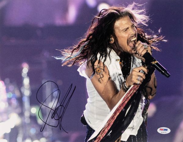 Steven Tyler - Aerosmith  Foto autografata  28 x 35 cm (11x14 inch) - Cert. PSA/DNA  - Asta Pop Culture / Memorabilia e Card - Associazione Nazionale - Case d'Asta italiane