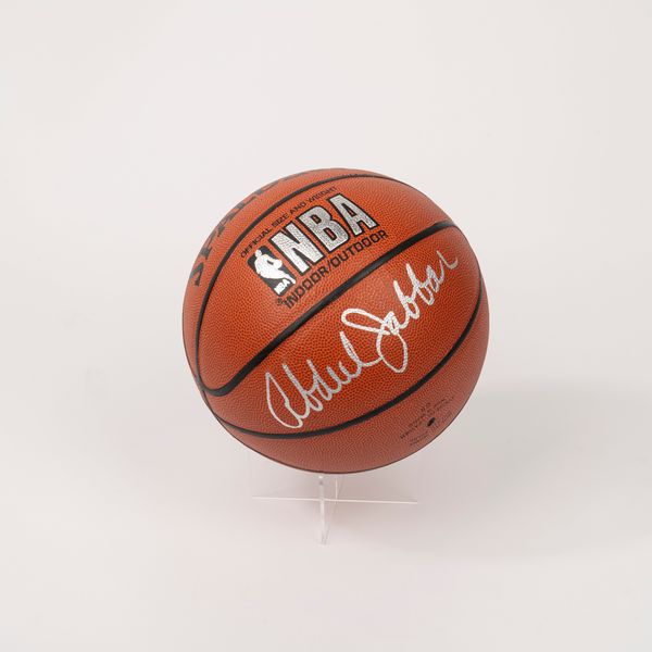 Kareem Abdul-Jabbar  Palla da basket autografata  Cert. JSA  - Asta Pop Culture / Memorabilia e Card - Associazione Nazionale - Case d'Asta italiane