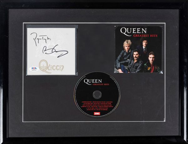 Roger Taylor e Brian May  Queen - Booklet autografato  In cornice - Cert. PSA  - Asta Pop Culture / Memorabilia e Card - Associazione Nazionale - Case d'Asta italiane