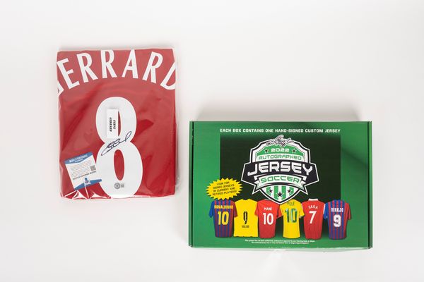 Steven Gerrard  Maglia autografata  Liverpool  In scatola da collezione - Cert. Leaf e Beckett  - Asta Pop Culture / Memorabilia e Card - Associazione Nazionale - Case d'Asta italiane